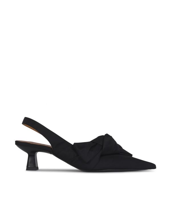Bow-detail pointed pumps
