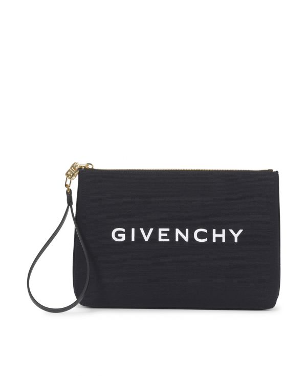 Bolso de mano confeccionado en lona negra, con detalle de escritura de Givenchy en blanco en el centro